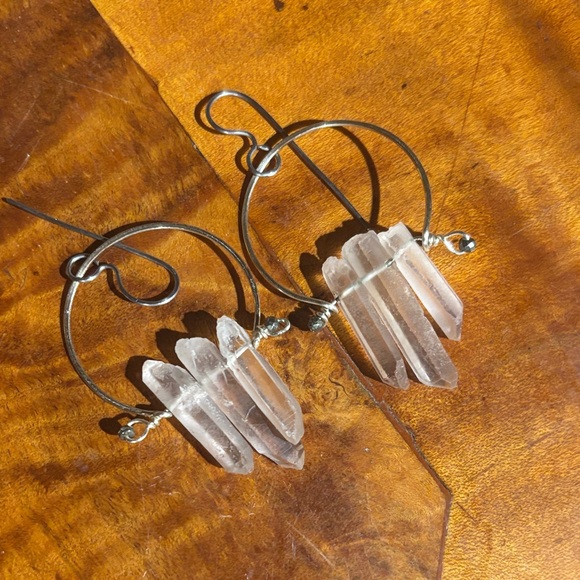 Chic Silver Quartz Hoop Earrings - Picture 3 of 4